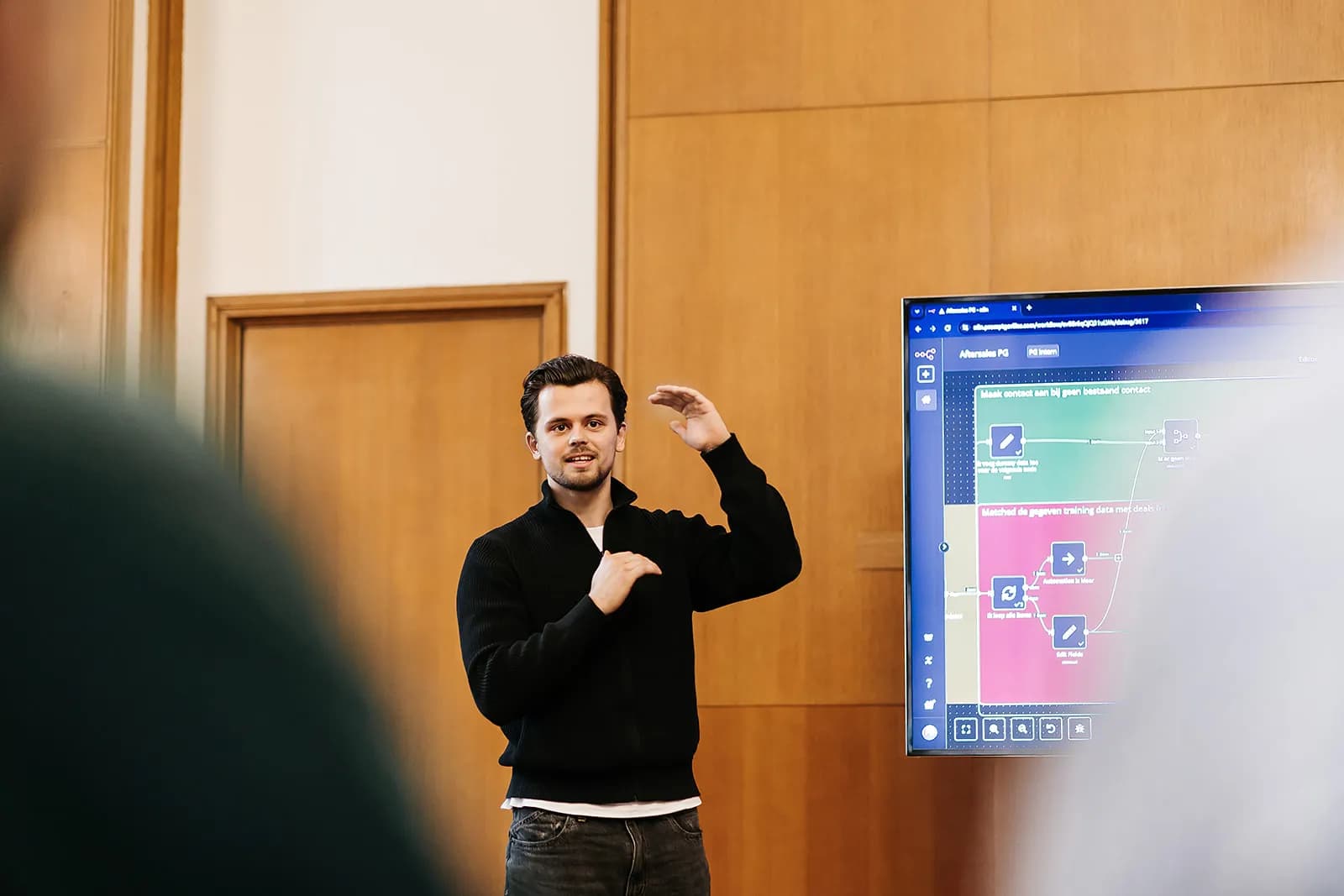 PromptGorillas trainer legt een AI-automatisering workflow uit aan een groep tijdens een training op locatie