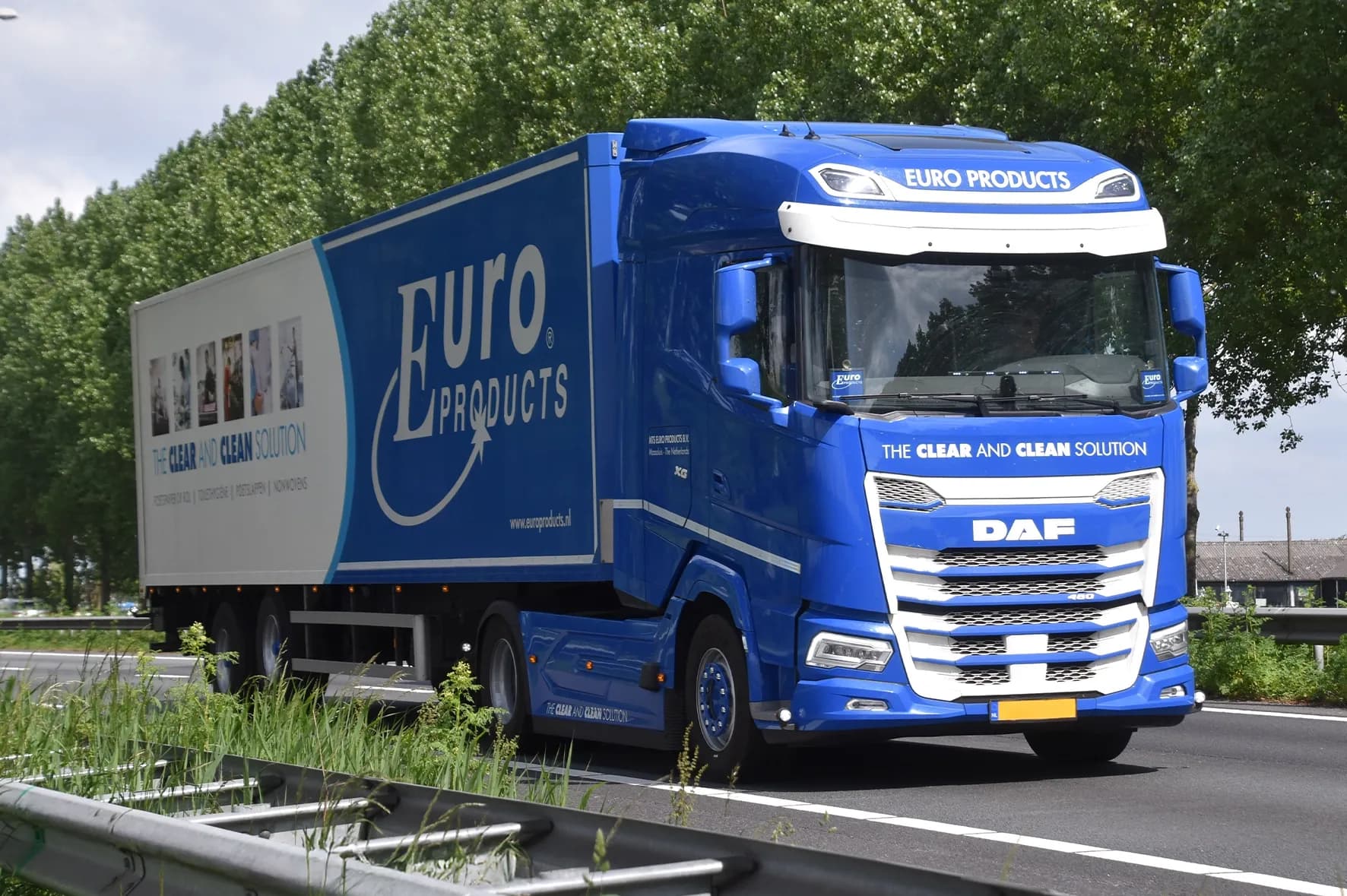 Blauwe Euro Products vrachtwagen op de snelweg, als beeld bij de MTS Euro Products Microsoft Copilot training case