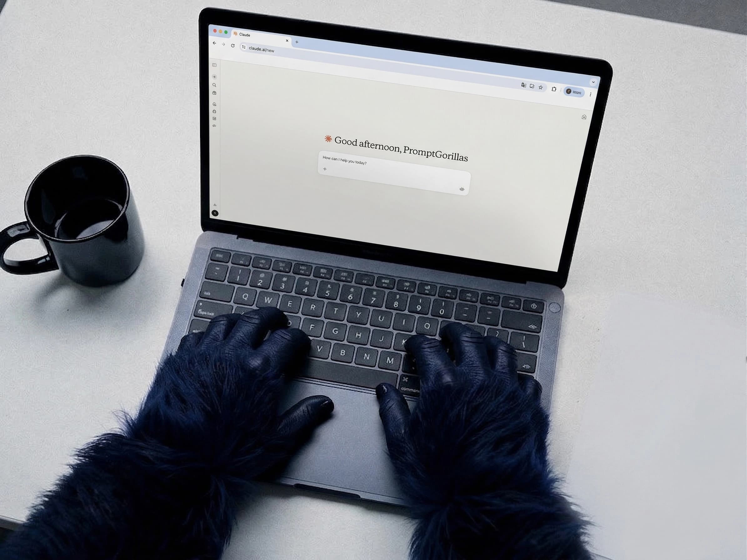 Blauwe gorilla handen typen op een laptop met de Claude interface open op het scherm, naast een kop koffie