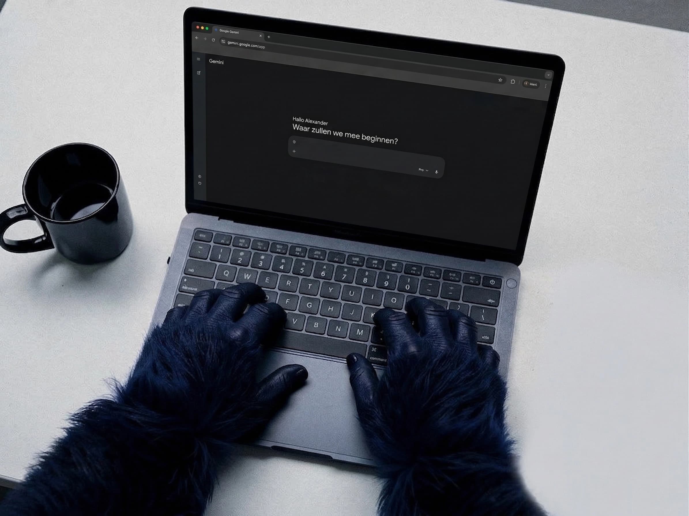 Blauwe gorilla handen typen op een laptop met de Gemini interface open op het scherm, naast een kop koffie