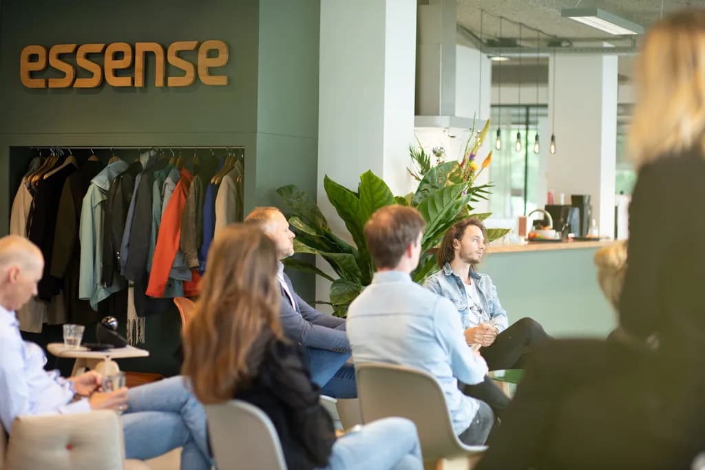 Groep professionals tijdens een sessie op het kantoor van Essense, als beeld bij de Essense case