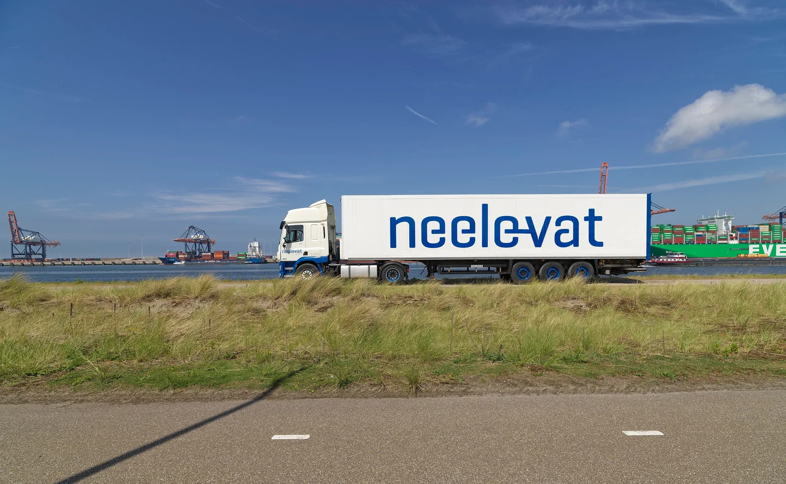 Neele-Vat vrachtwagen rijdt langs de Rotterdamse haven met containerschepen en kranen op de achtergrond, als beeld bij de Neele-Vat case